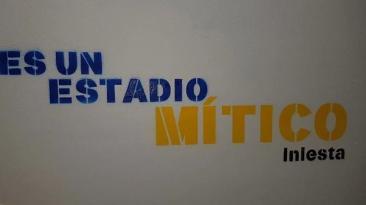 Boca pintó las paredes de La Bombonera con frases intimidantes para sus rivales. Twitter/_AntonellaLuna