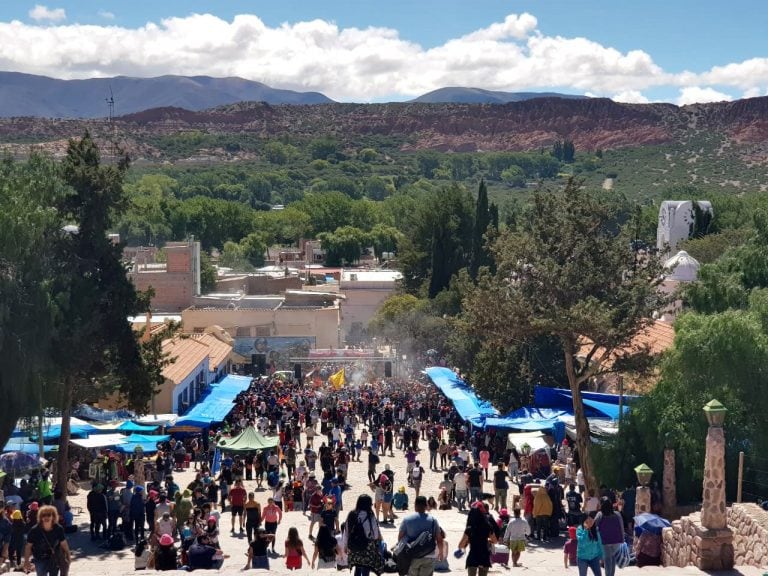 Las montañas al este de Humahuaca, que separan la agreste Quebrada de la zona selvática de las Yungas, son el marco para la postal carnavalera.