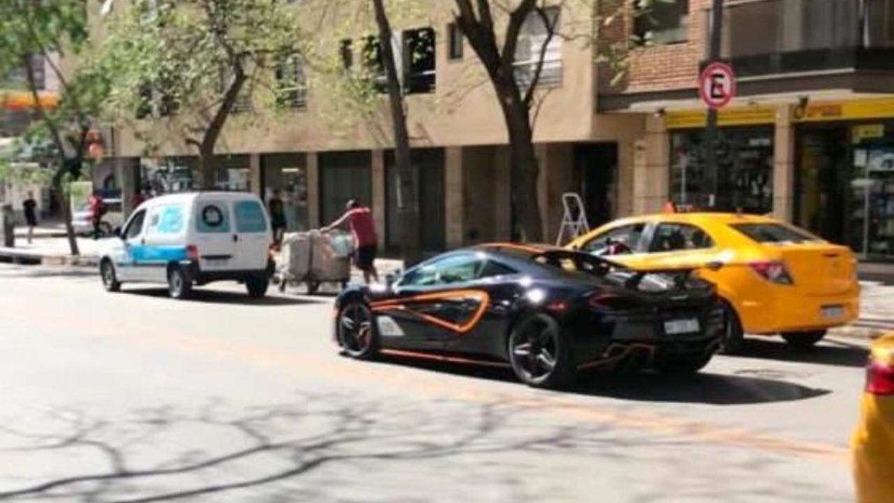 El lujoso auto McLaren y el joven cartonero.