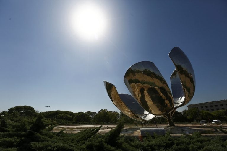 Fotografía de la "Floralis Genérica", uno de los lugares mas visitados por los turista. Crédito: EFE/David Fernández.