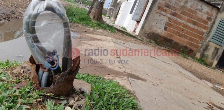 Los cables quedaron en el lugar, cubiertos por una botella de plástico. (Foto: Radio Sudamericana)