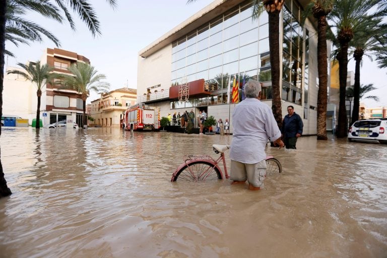 Vecinos de la población alicantima de Dolores con el agua hasta la cintura debido a la rotura del dique del río Segura producido por la Gota Fría que afecta a la Comunidad Valenciana. (Foto: EFE/ Manuel Lorenzo)