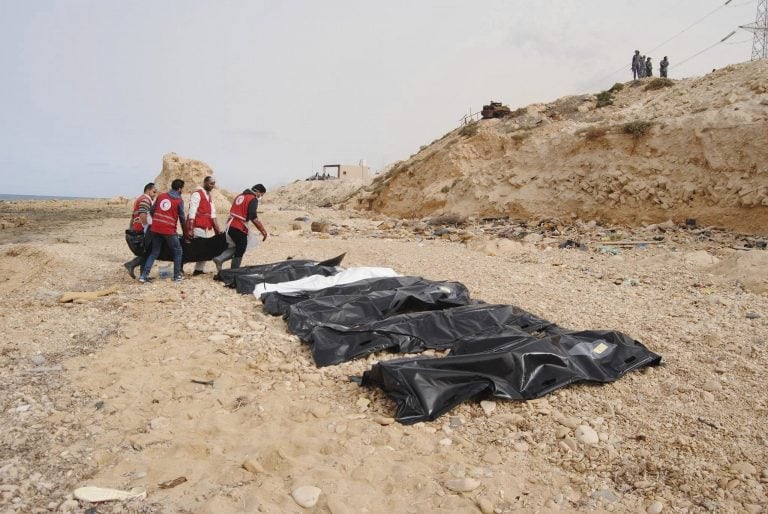 LIB04 AL ZAWIYA (LIBIA) 21/02/2017.- Fotografía facilitada por la Media Luna Roja libia que muestra a voluntarios durante las labores de retirada de docenas de cadáveres de refugiados que murieron ahogados y fueron arrastrados hasta la costa cerca de Al Z