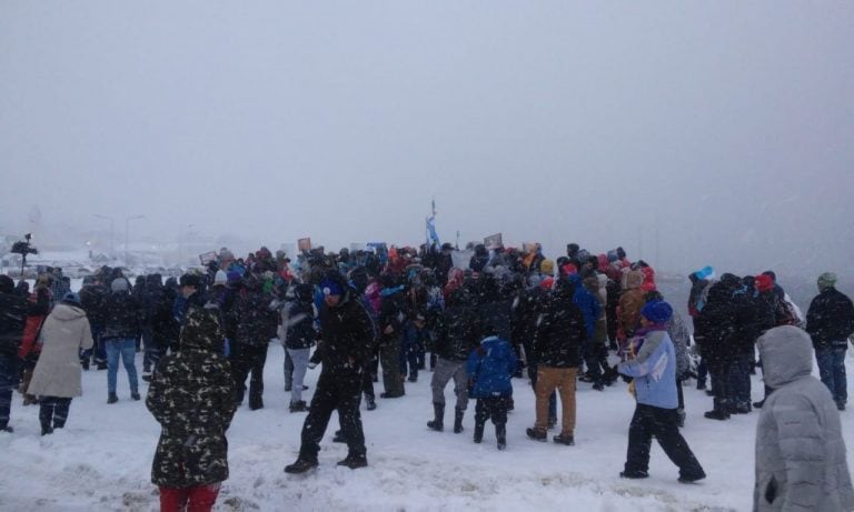 Multitud de gente en la marcha "Si a las dos VIDAS", en Ushuaia.