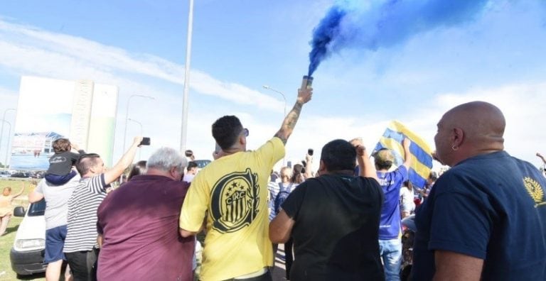 Caravana de hinchas canallas despidieron al plantel en el Aeropuerto