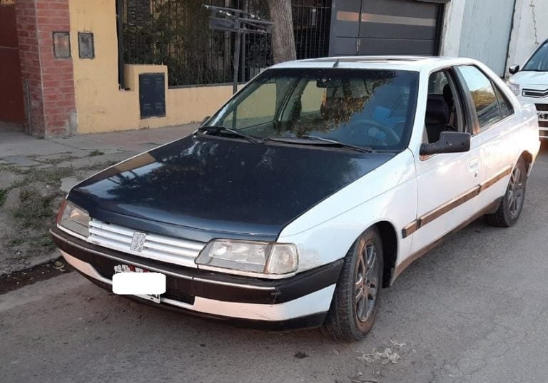 Huyeron en el auto del dueño del comercio que robaron.