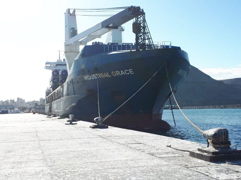 Recordamos que la primera carga con las bases para estos molinos eólicos arribo al Puerto de Comodoro Rivadavia el 25 de noviembre.