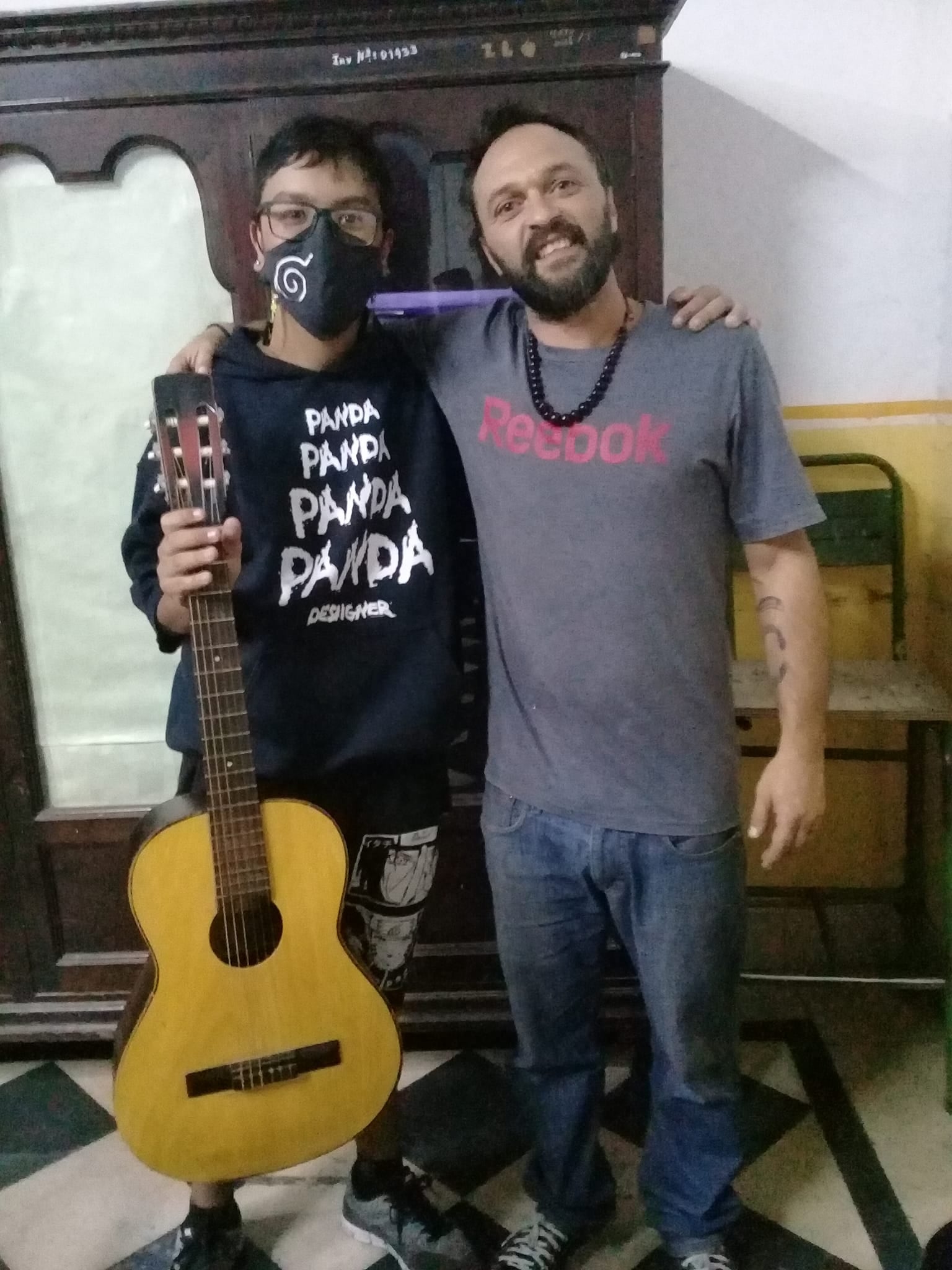 Donación de guitarra, proyecto "Doná música, doná una sonrisa".