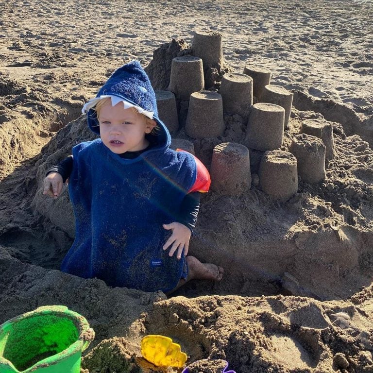 Las tiernas postales de Mirko en las playas de Pinamar (Foto: Instagram/ @mirko_ok)