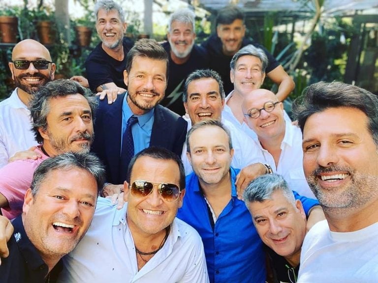 Sebastián Almada junto a Macerlo Tinelli y el resto del equipo de Show Match (Instagram/@sebaalmadaok)