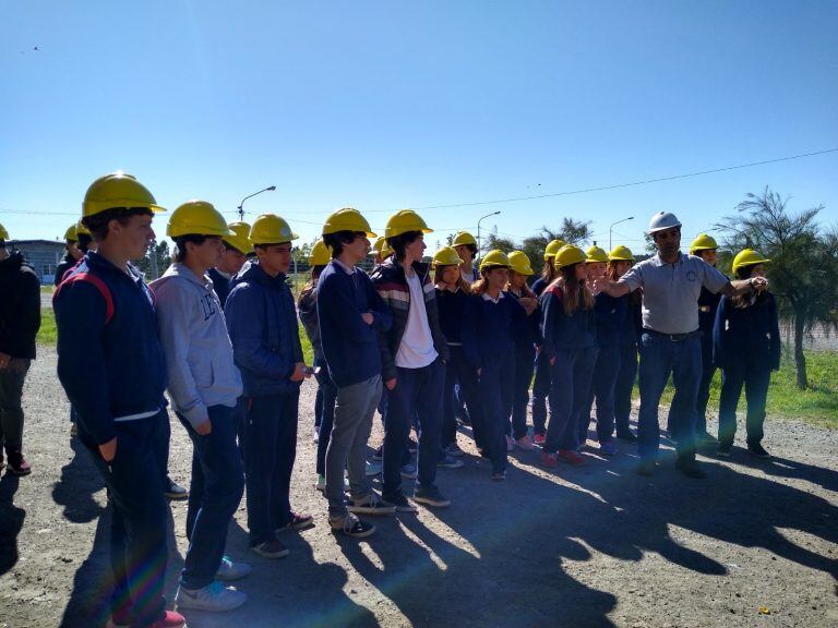 Alumnos del Colegio Holandés en la Planta de Separación de Residuos (prensa municipal)