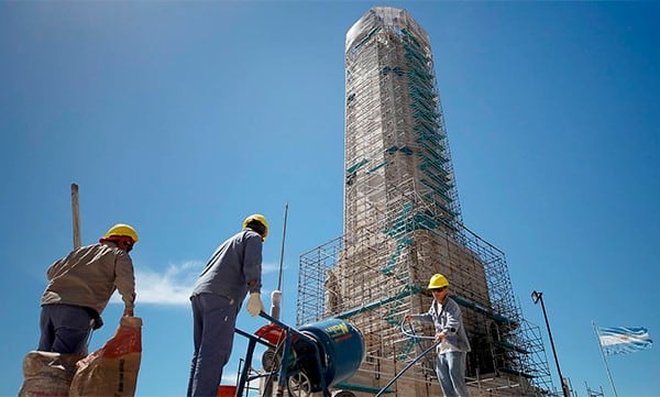 Volvieron a extender el plazo de final de obra del Monumento a la Bandera