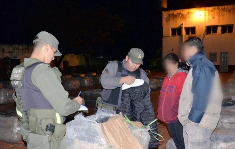 Las autoridades detuvieron a dos sospechosos a bordo del vehículo de carga. (@gendarmeria)