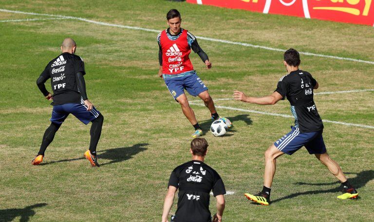 La cancha se mostró sin pasto en varios sectores