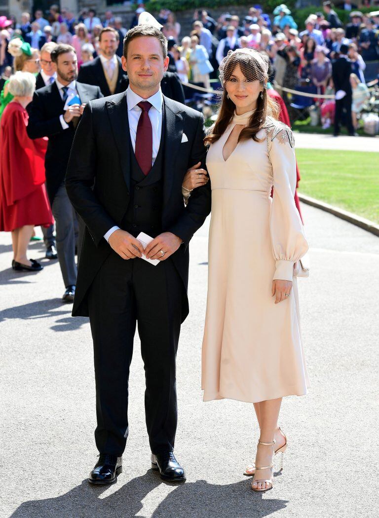 Patrick J. Adams y su mujer Troian Bellisario. Foto: AFP.