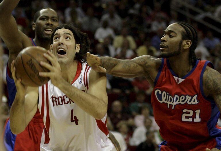 Josh Powell en la NBA enfrentando a Scola.