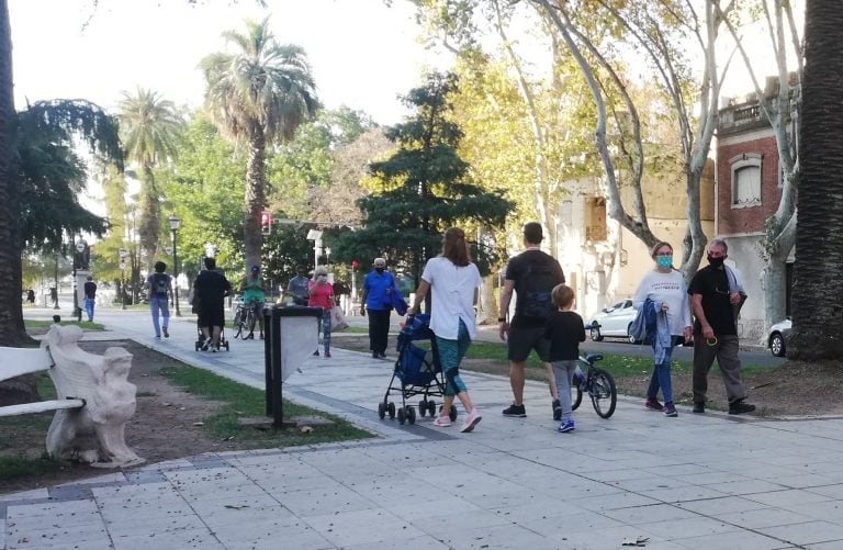 Varias personas salieron a caminar por Bulevar Oroño (@rodrimiro76)