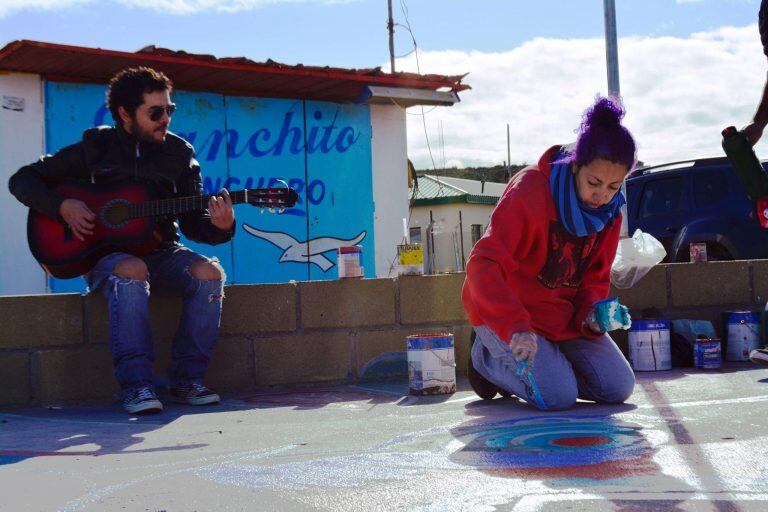 la artista plástica Itala del Viento en plena tarea de restauración