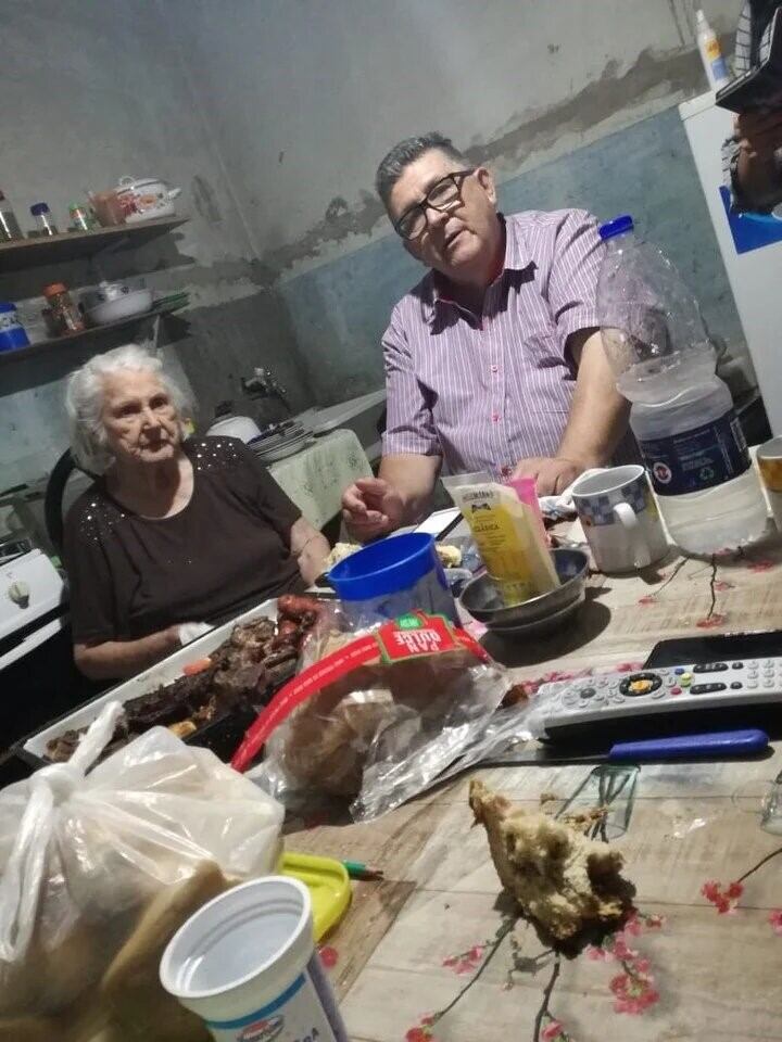 Su abuela Flora y su papá, Javier, ambos fallecidos por covid-19.