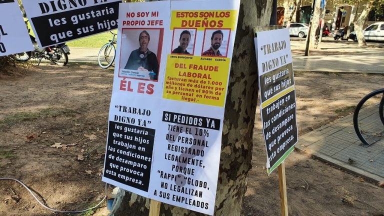 La carpa fue instalada por la Asociación de Empelados de Comercio de Rosario en la plaza San Martín para protestar contra la precarización de las apps de cadetería. (@gayosofede)