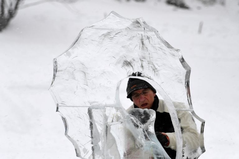 El escultor francés André Marastoni trabaja en su escultura "Inspiration Vitale" (Inspiración vital) (Foto de JEAN-PIERRE CLATOT / AFP)