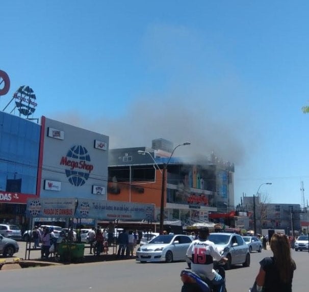 Comerciantes lindantes comenzaron a sacar sus mercaderías por miedo a que el fuego se extienda (foto: ABCColor).