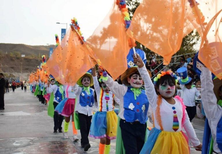 Los colores de la nueva estación dan realce a los simpáticos personajes, en el desfile "Bienvenida Primavera".