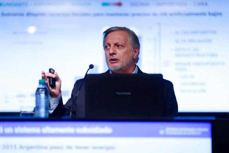 El ministro argentino de Energía y Minería, Juan José Aranguren, ofreció una rueda de prensa. Foto: EFE