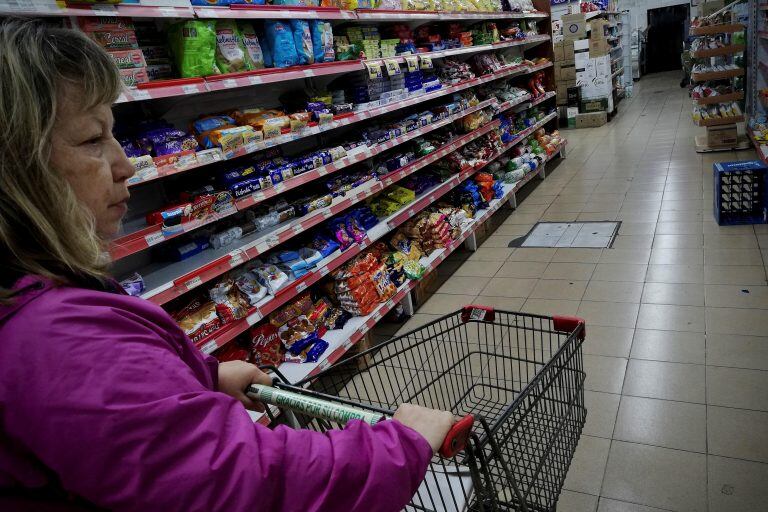 Una familia tipo (dos adultos y dos menores) necesitó en marzo $ 28.330,36 para evitar entrar a la pobreza (Foto: EFE/Juan Ignacio Roncoroni)