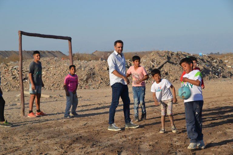 Mariano Zabaleta también se copó con la tarde solidaria.