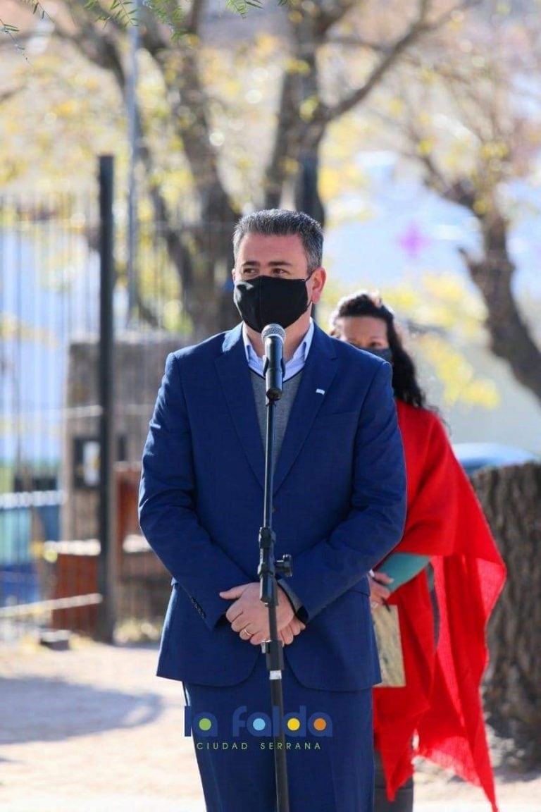 Discurso del Intendente de La Falda, Javier Dieminger, en el acto central por el Día de la Independencia Nacional. (Foto: Municipalidad de La Falda).