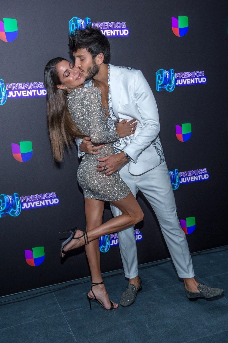 Sebastian Yatra y Tini posan a su llegada este jueves, a los Premios Juventud 2019, en las instalaciones del Wastco Center, en Miami (EE.UU.). EFE/ Giorgio Viera