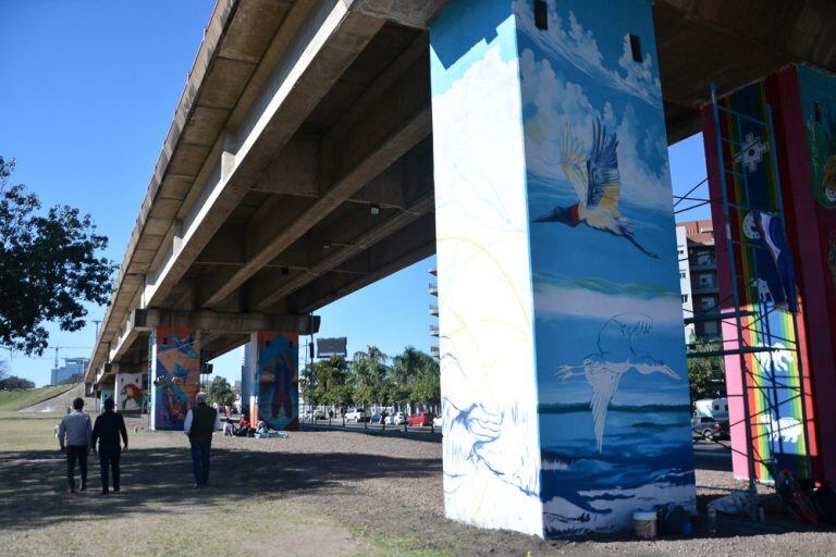 Muralistas preparan Paseo Iberá en la bajada del Puente lado Corrientes