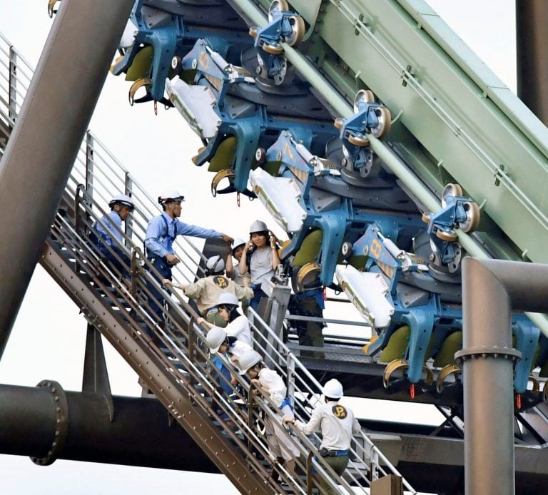 Japón: 64 personas quedaron suspendidos de cabeza en una montaña rusa.