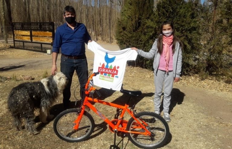 Los ganadores del concurso "¿Qué haces hoy por tu ambiente?" recibieron sus bicicletas.