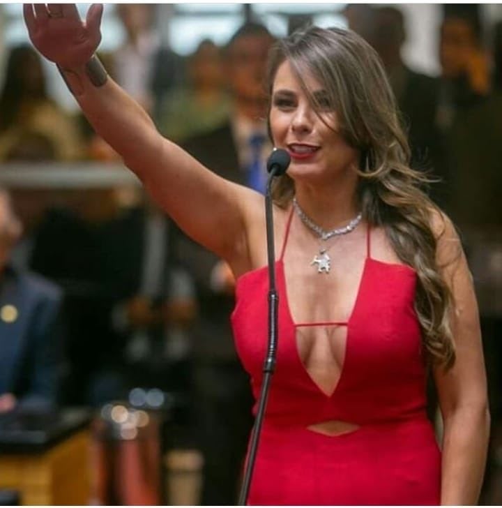 La diputada brasileña Ana Paula da Silva, blanco de duras críticas por haber vestido un escote el día de su asunción.