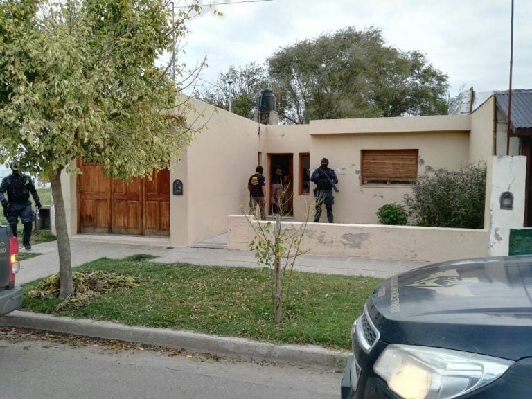 Los delincuentes aprehendidos vendían droga frente a un jardín de infantes.