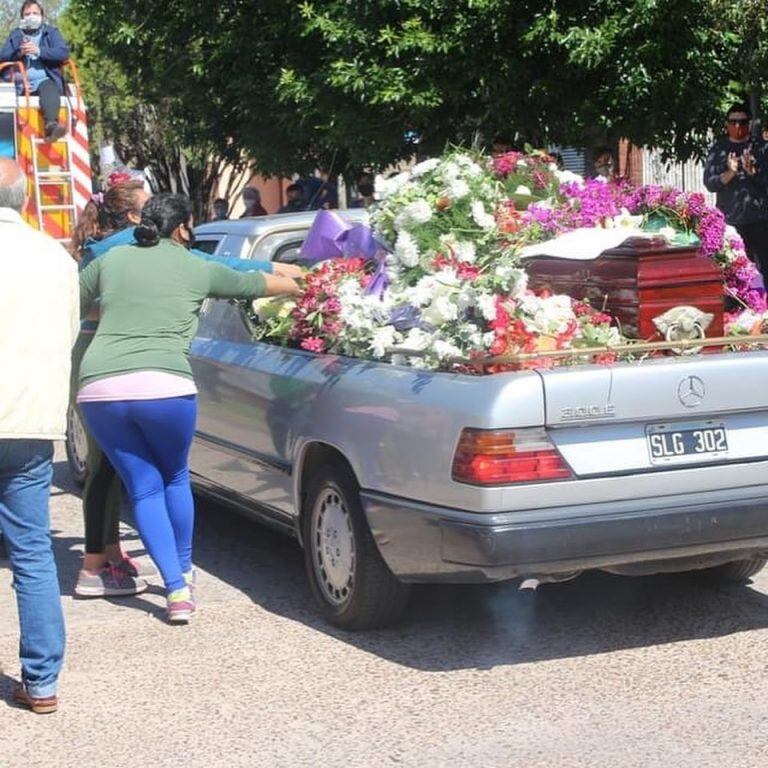 Miles de personas le dan el último adiós al intendente de Gualeguay.
Crédito: LT38