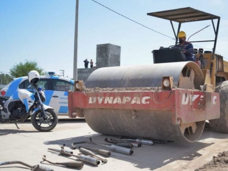 Destrucción de caños de escape en Arroyito