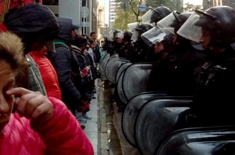 Los tareferos resistieron el intento de desalojo por parte de la policía.