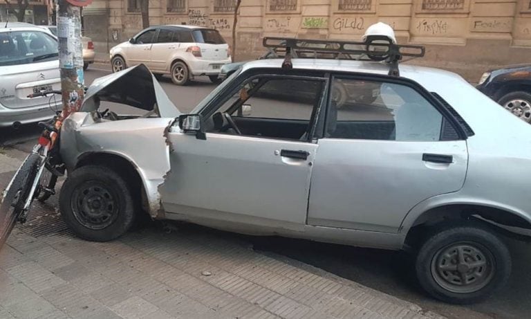 Se estrelló contra un poste de luz tras perder el control del auto