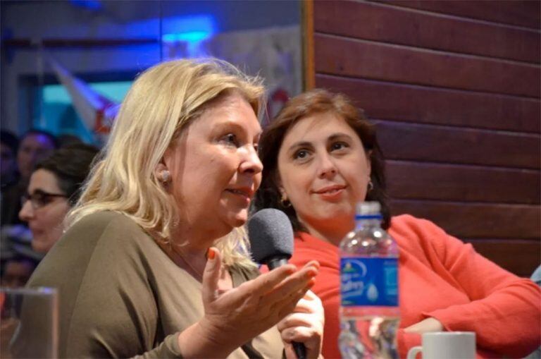 Elisa Carrió y Paula Oliveto. (Archivo)