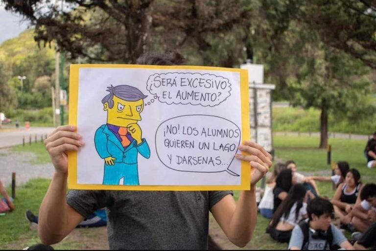 Postales de la protesta por el aumento de aranceles en la UCASAL. (Redes Sociales)