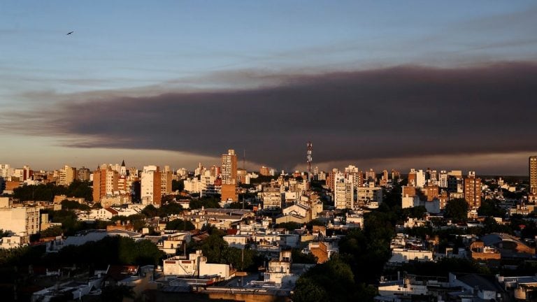 El último lunes se pudo ver una gran nube negra cruzando desde el humedal por la quema. (@alanmonzon)