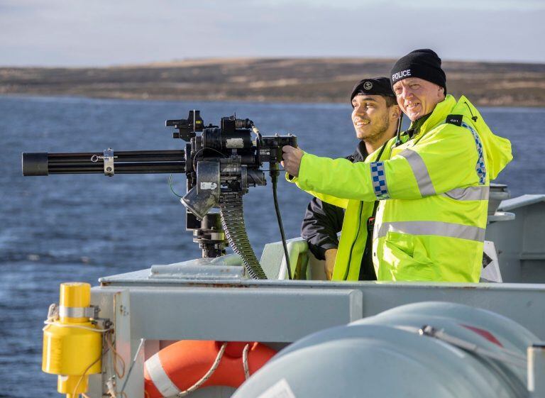 Buque Patrullero Océanico HMS "Forth" - Personal policial en ametralladora Minugun MK44.