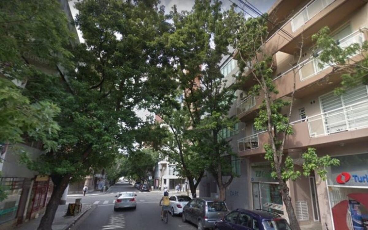 Barretearon las puertas y vaciaron dos departamentos céntricos