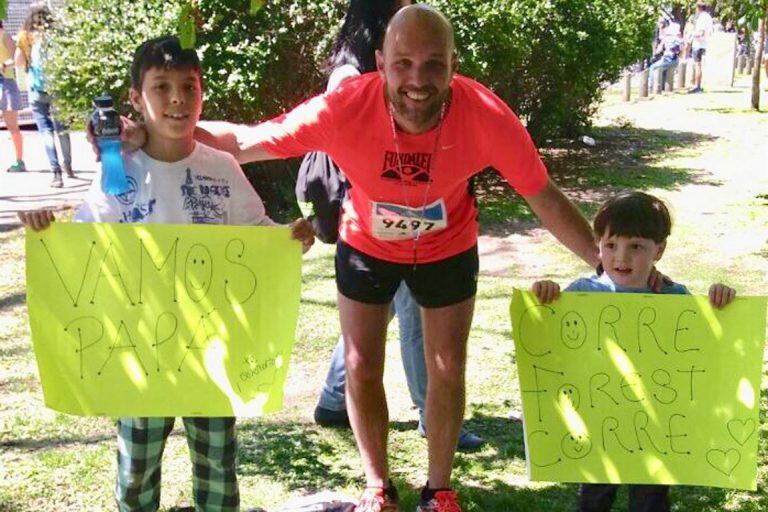 Fernando junto a sus dos hijos, Juan Cruz y Felipe