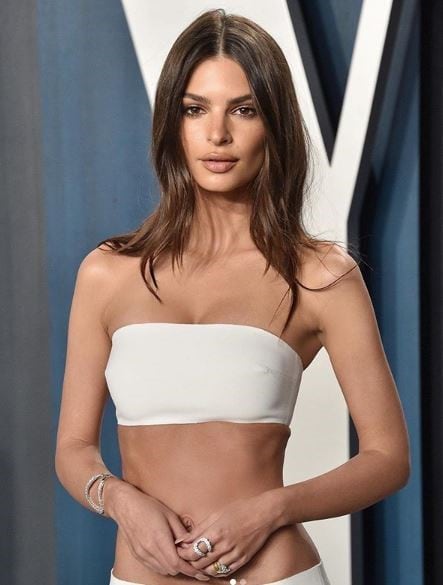 Emily Ratajkowski asistió a la fiesta post Premios Oscars con un look al borde de la censura