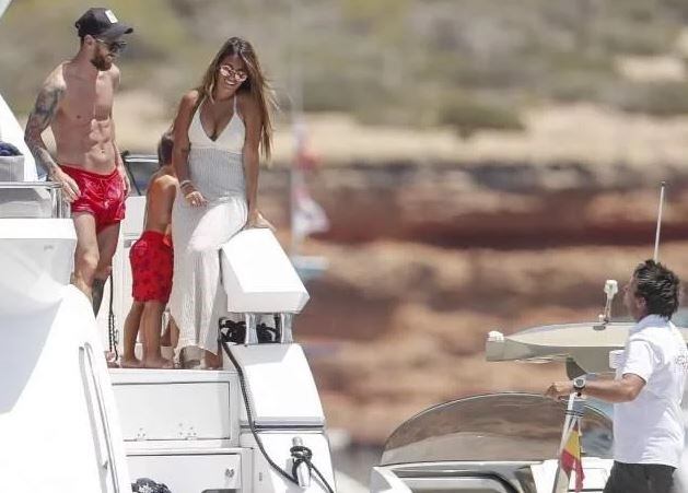 Antonela Roccuzzo y Lionel Messi en Ibiza.