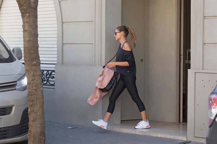 Pampita saliendo de su nueva casa. Fuente: HOLA! - Crédito: Juan Roncoroni